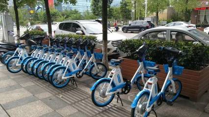 簡(jiǎn)陽(yáng)街頭驚現(xiàn)共享電瓶車,希望不要像共享單車這樣的結(jié)局!